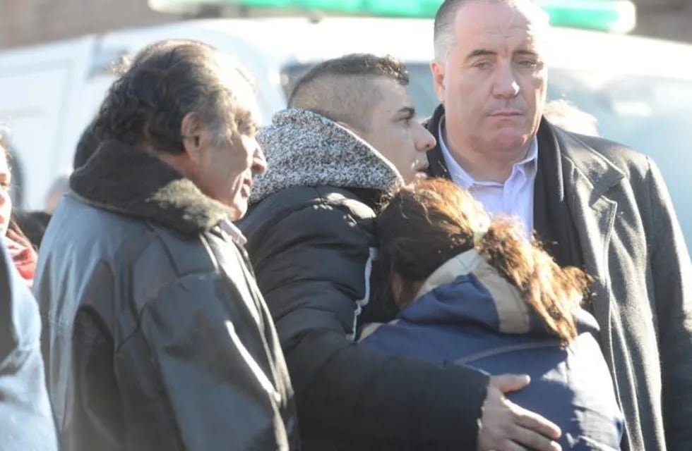 Fernando Altamirano, pareja de Lourdes Espíndola, abraza a familiares durante la despedida del cortejo fúnebre. Foto: Luciano Thieberger