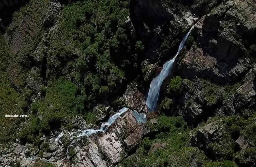 La cascada de nacimiento del río Mina Clavero.