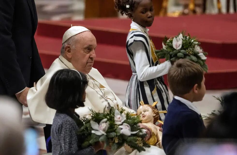 El papa Francisco durante la misa de Nochebuena en la Basílica de San Pedro del Vaticano. (AP / Gregorio Borgia)