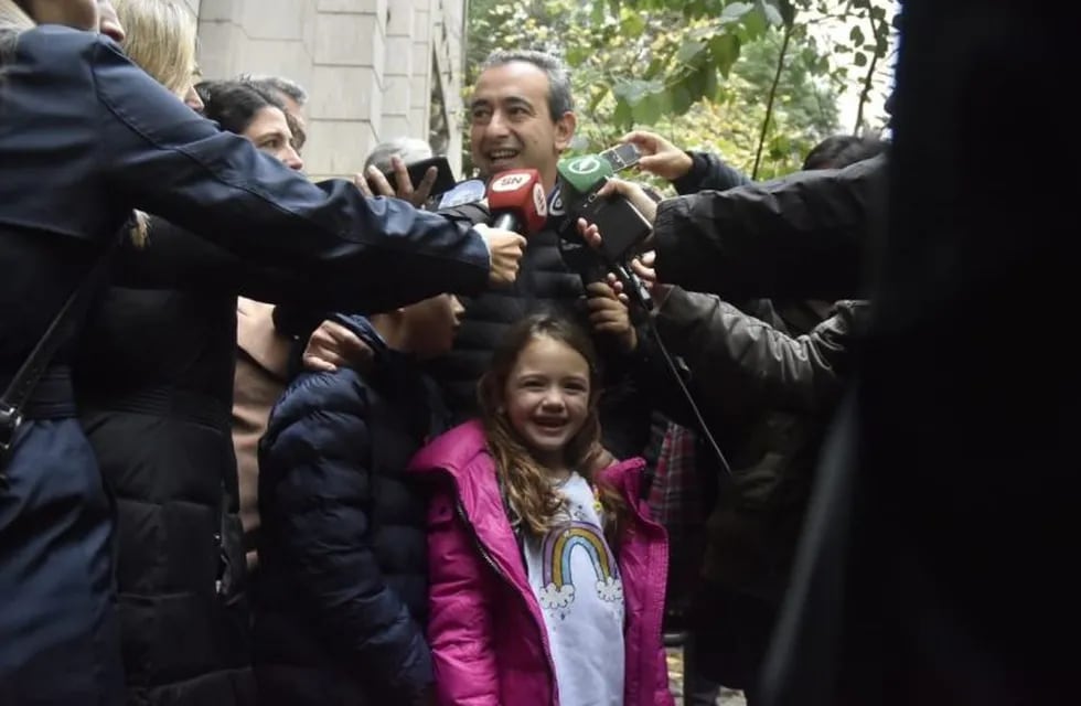 Javkin se saludó con CFK junto a su hija Camila. (Archivo)
