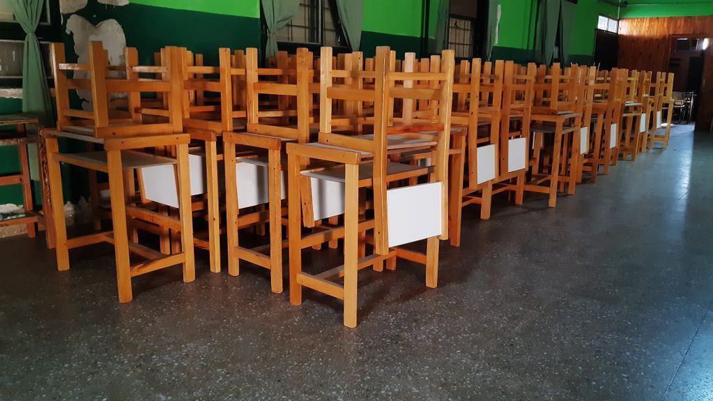 Antes del período de pandemia por Covid-19, cada aula de la escuela contaba con 25 mesas y 25 sillas.