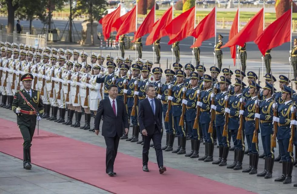 PEK19 PEKu00cdN (CHINA) 17/05/2017.- El presidente argentino, Mauricio Macri (c), pasa revista a la guardia de honor acompau00f1ado por su homólogo chino, Xi Jinping (2u00ba izq), durante la ceremonia de bienvenida en el Gran Palacio del Pueblo en Pekín (China) hoy, 17 de mayo de 2017. EFE/Roman Pilipey