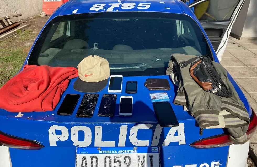 El joven que intentó escapar por los techos quedó detenido. Había robado siete teléfonos celulares (Policía de Córdoba)