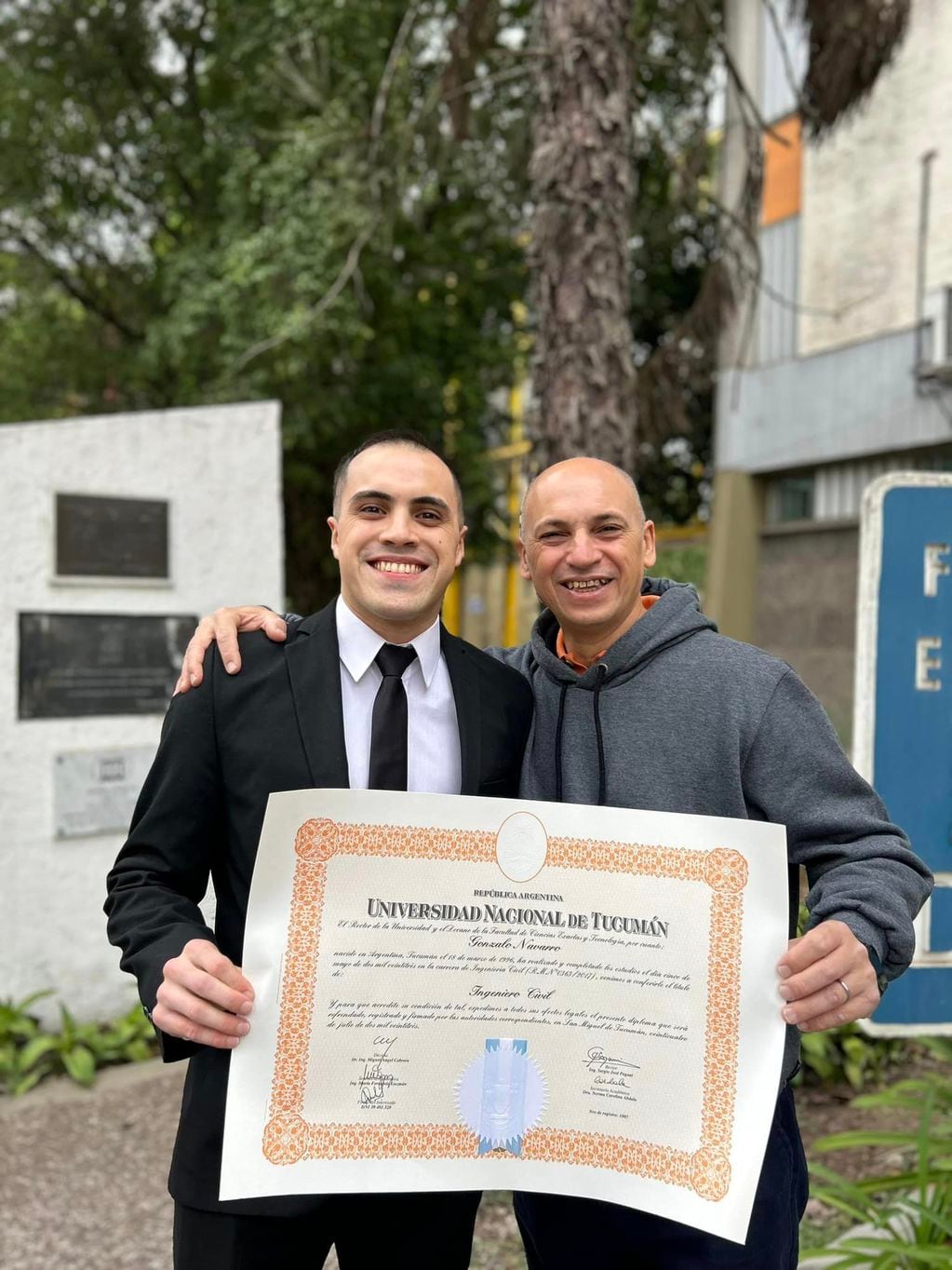 Navarro junto a su padre, con su diploma de ingeniero.