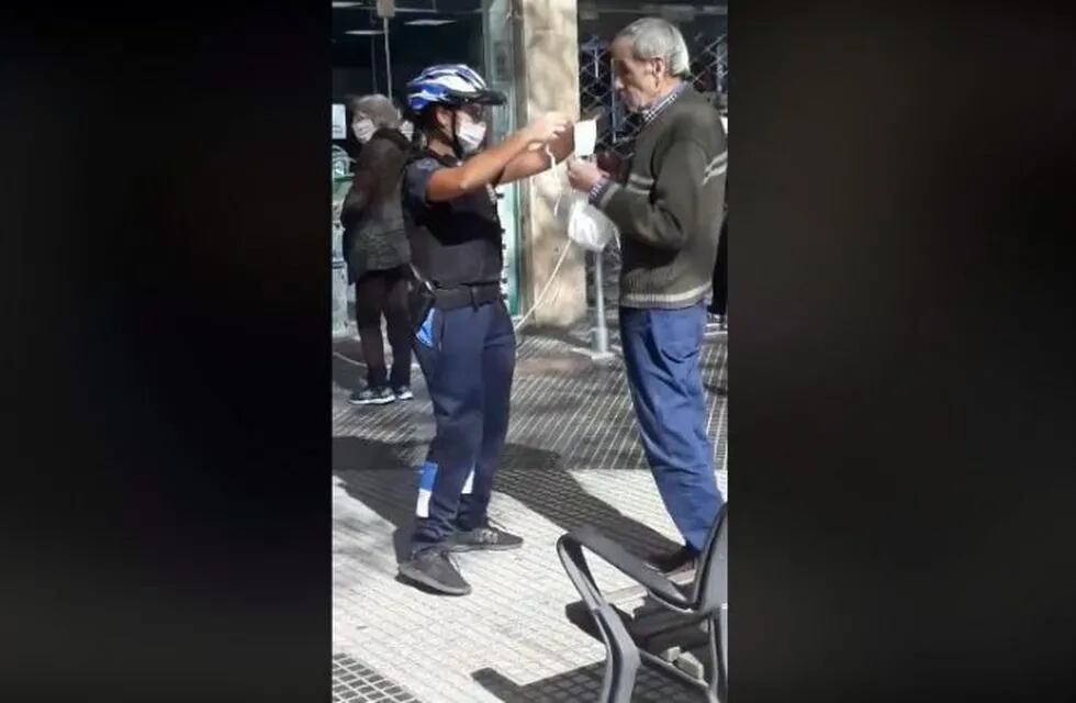 Mujer policía le compra barbijos a un abuelo