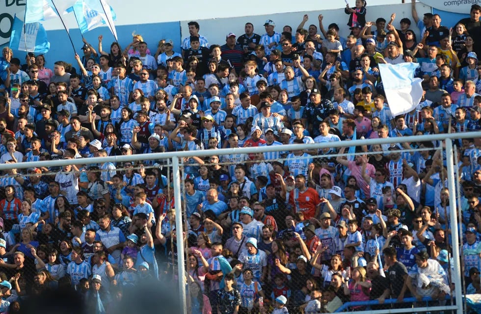 Una multitud acompañará a Racing en San Luis, por el sueño del ascenso (foto Javier Ferreyra).