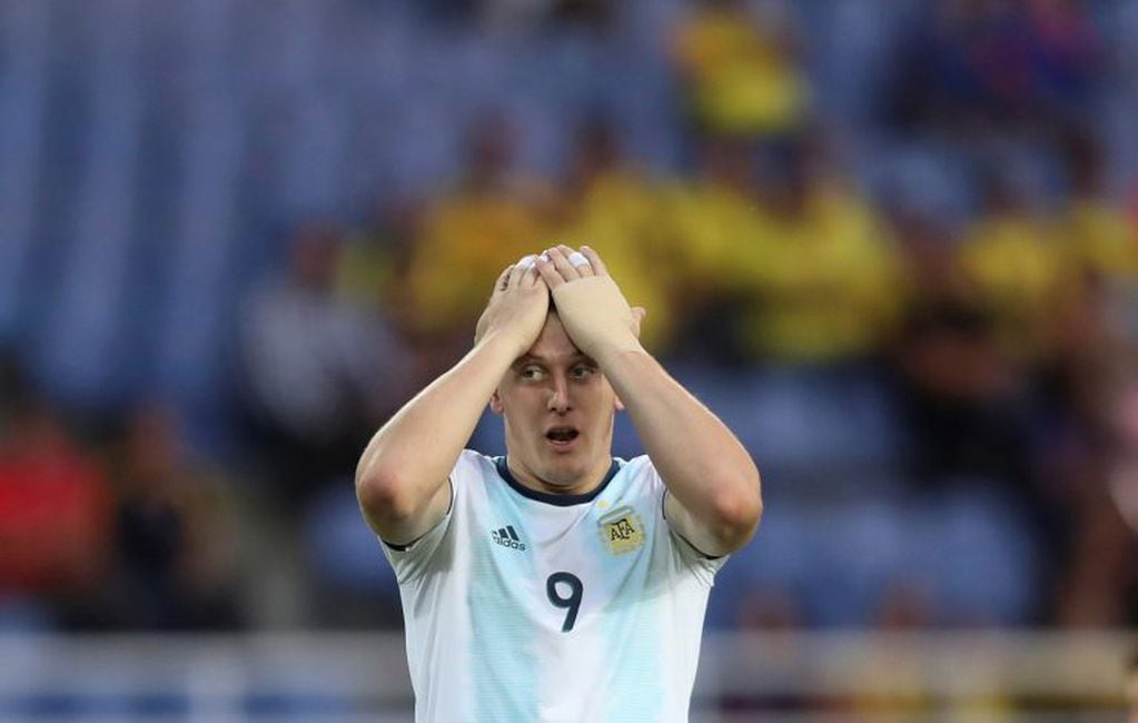 La reacción de Adolfo Gaich al perder la oportunida de gol. (Foto:AP/Fernando Vergara)