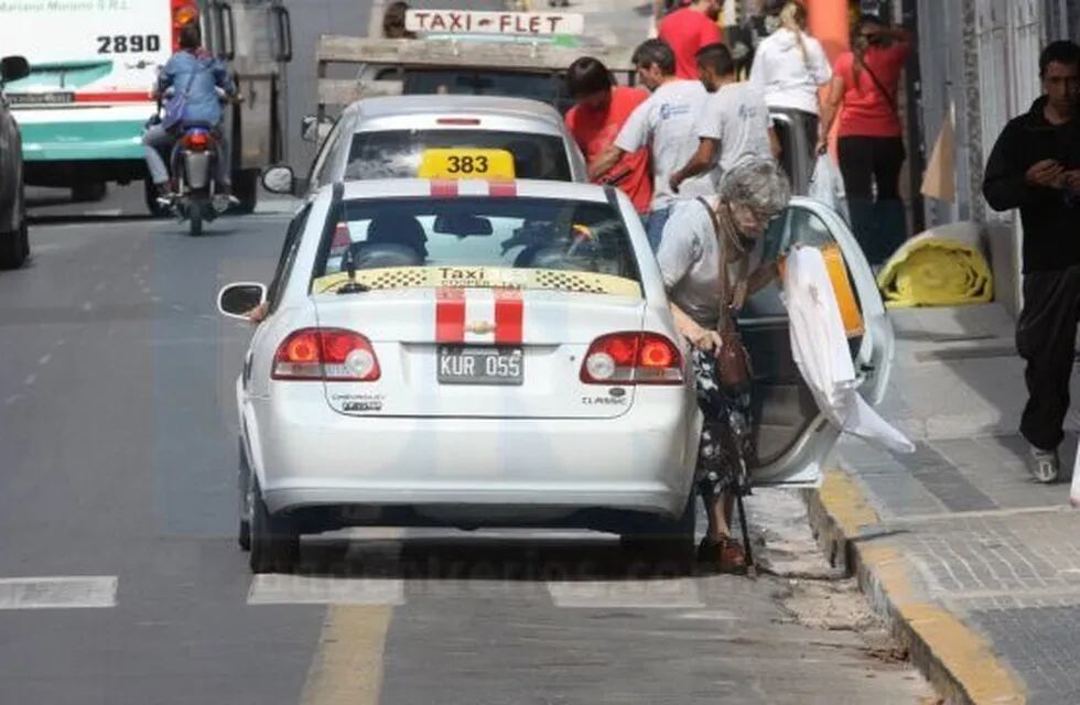 Los taxistas de Paraná pretenden que la bajada de bandera esté $40