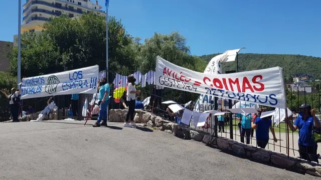 Manifestación de la Coopi ante la Municipalidad de Carlos Paz.