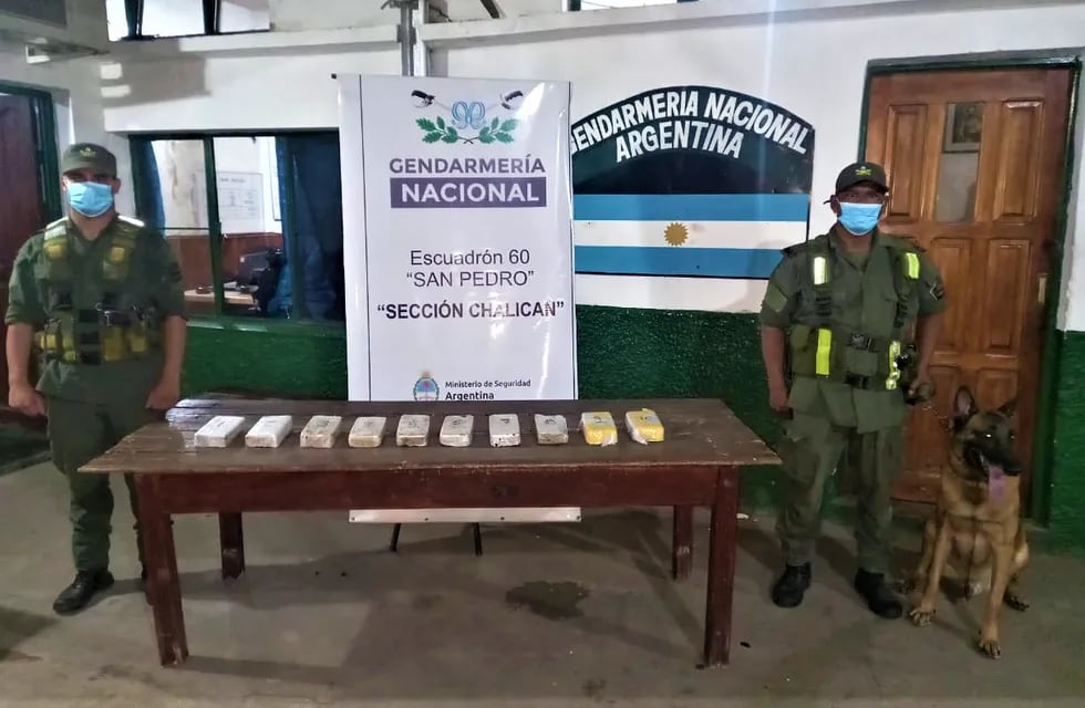 Diez "ladrillos" de cocaína fueron hallados en una valija que viajaba en un colectivo hacia Buenos Aires. No se pudo determinar a qué pasajero pertenecía.