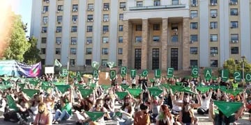 Pañuelazo en Mendoza a favor del aborto legal.