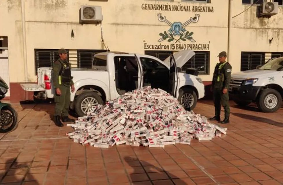 Una camioneta Toyota Hilux fue abandonada con cerca de 20 mil cigarrillos ilegales