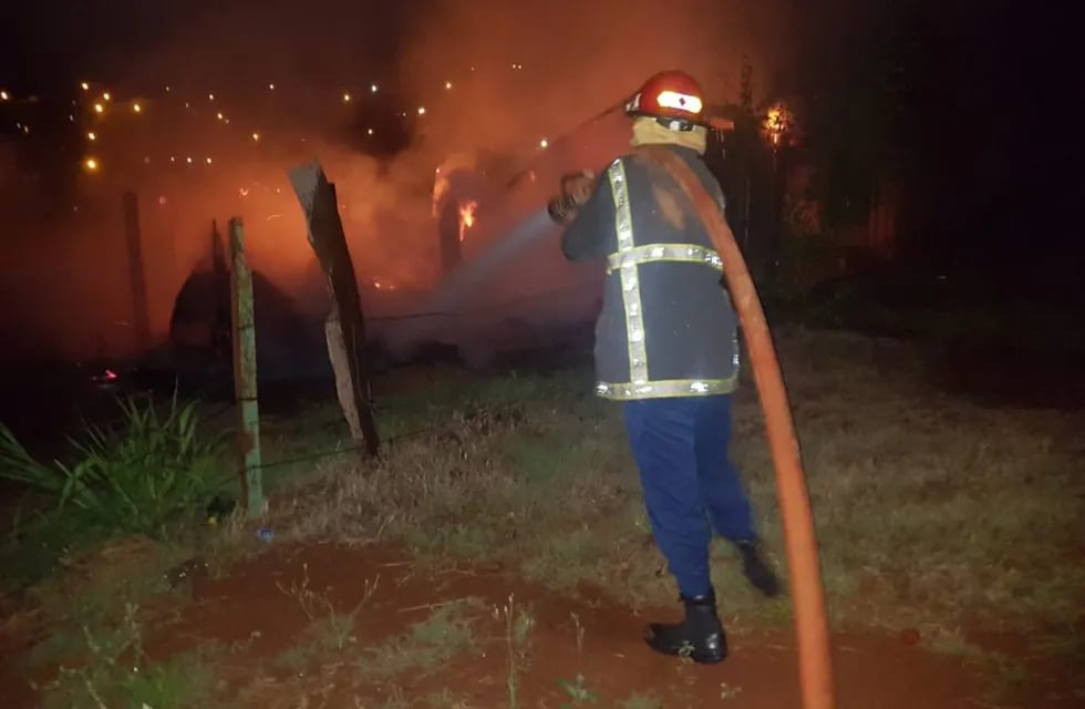 Oberá: Policías y Bomberos sofocaron tres incendios ocurridos ayer en Oberá