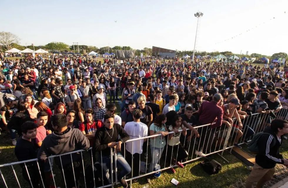 Miles de jóvenes disfrutaron de diferentes actividades en el Parque de la Democracia. (Prensa Municipio de Resistencia)