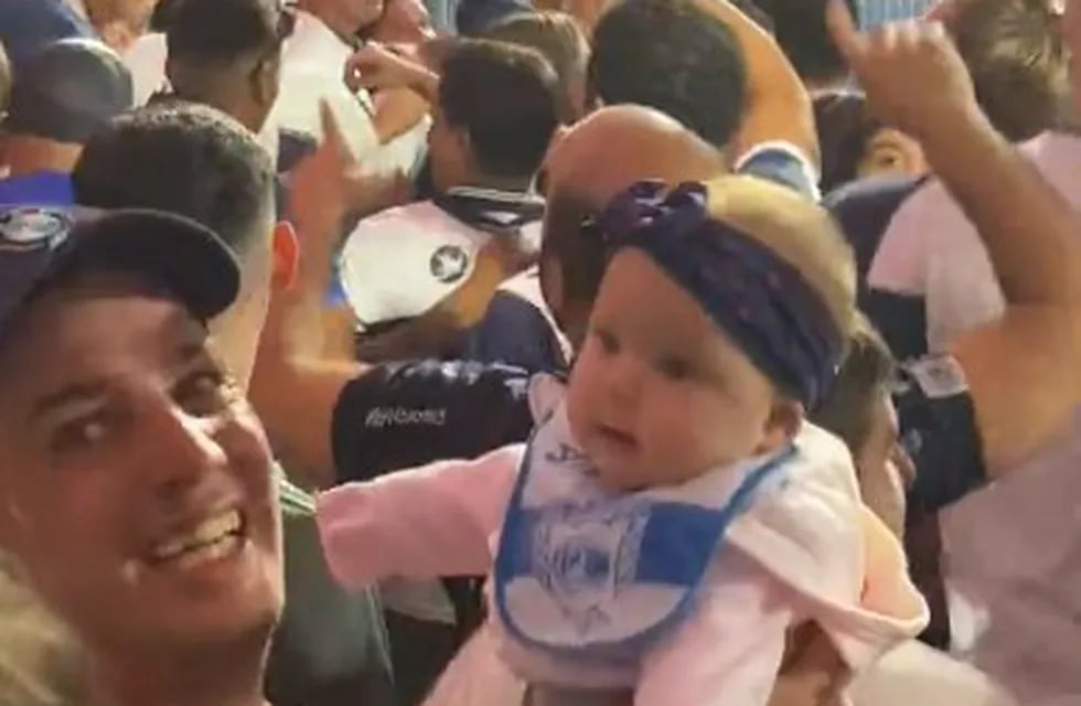 El video que se volvió viral por la ternura de la bebé hincha de Gimnasia.