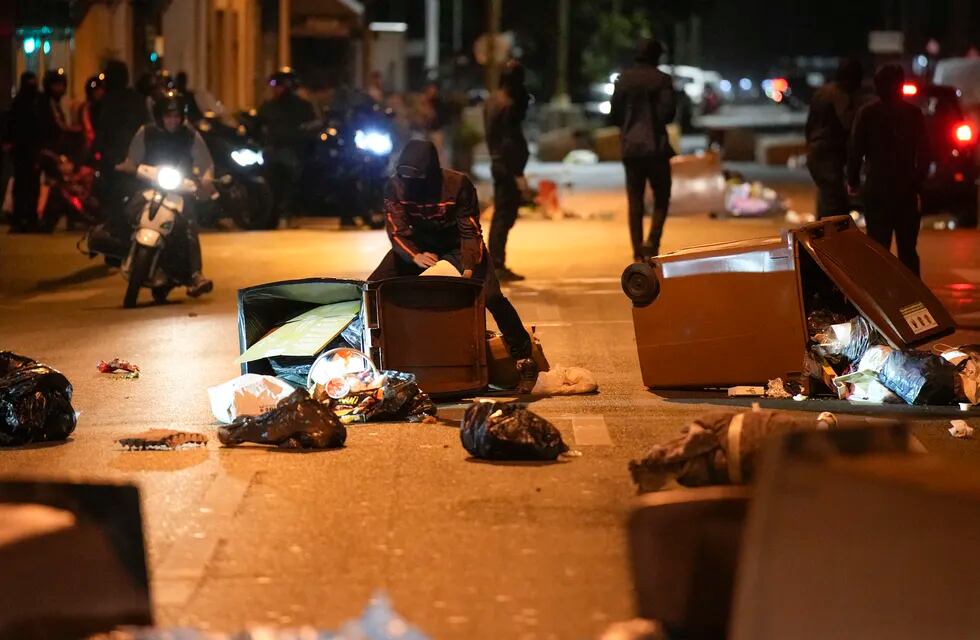 Manifestantes bloquean una calle con botes de basura en Colombes, Francia, sábado 1 de julio de 2023. Foto: AP / Lewis Joly.