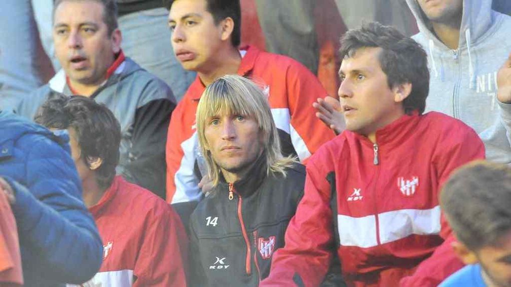Gastón Machín en la tribuna, viendo el partido de ida ante Patronato. (Foto: Sergio Cejas)