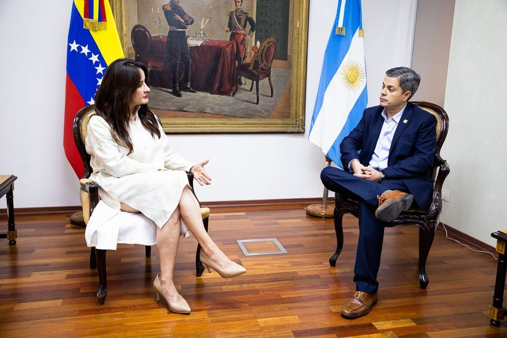 Dachary mantuvo un encuentro con la embajadora de Venezuela