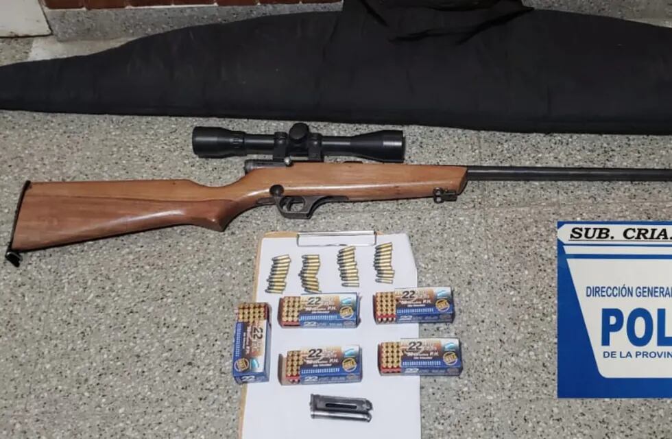 El arma y las municiones que la Policía incautó a los cazadores, en Elena.