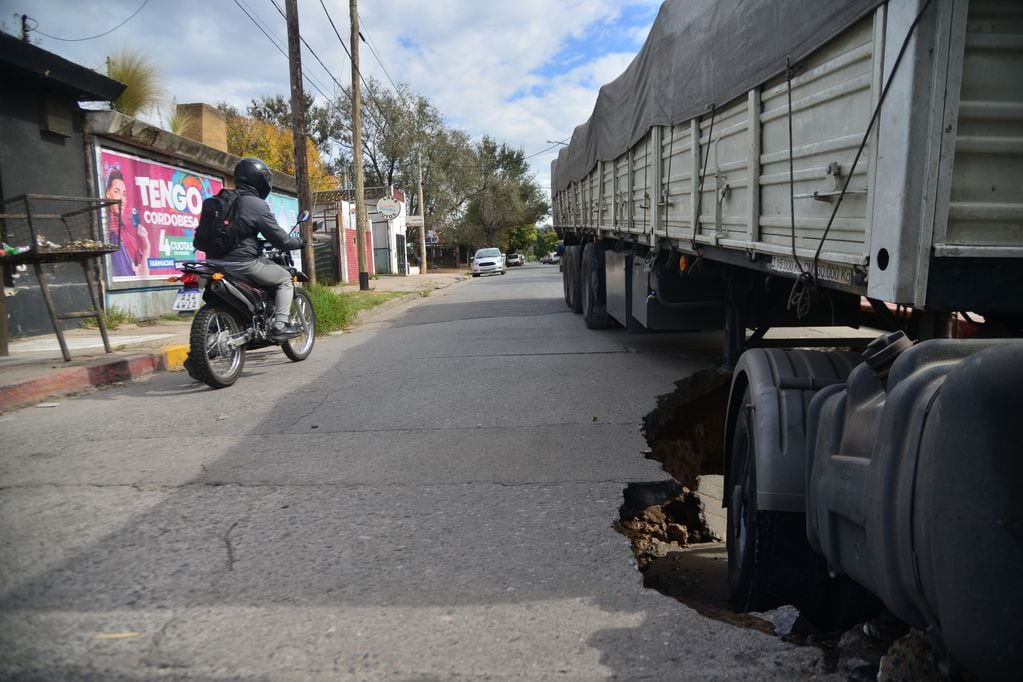 Camión fue tragado por el asfalto en Córdoba. (Pedro Castillo / La Voz)