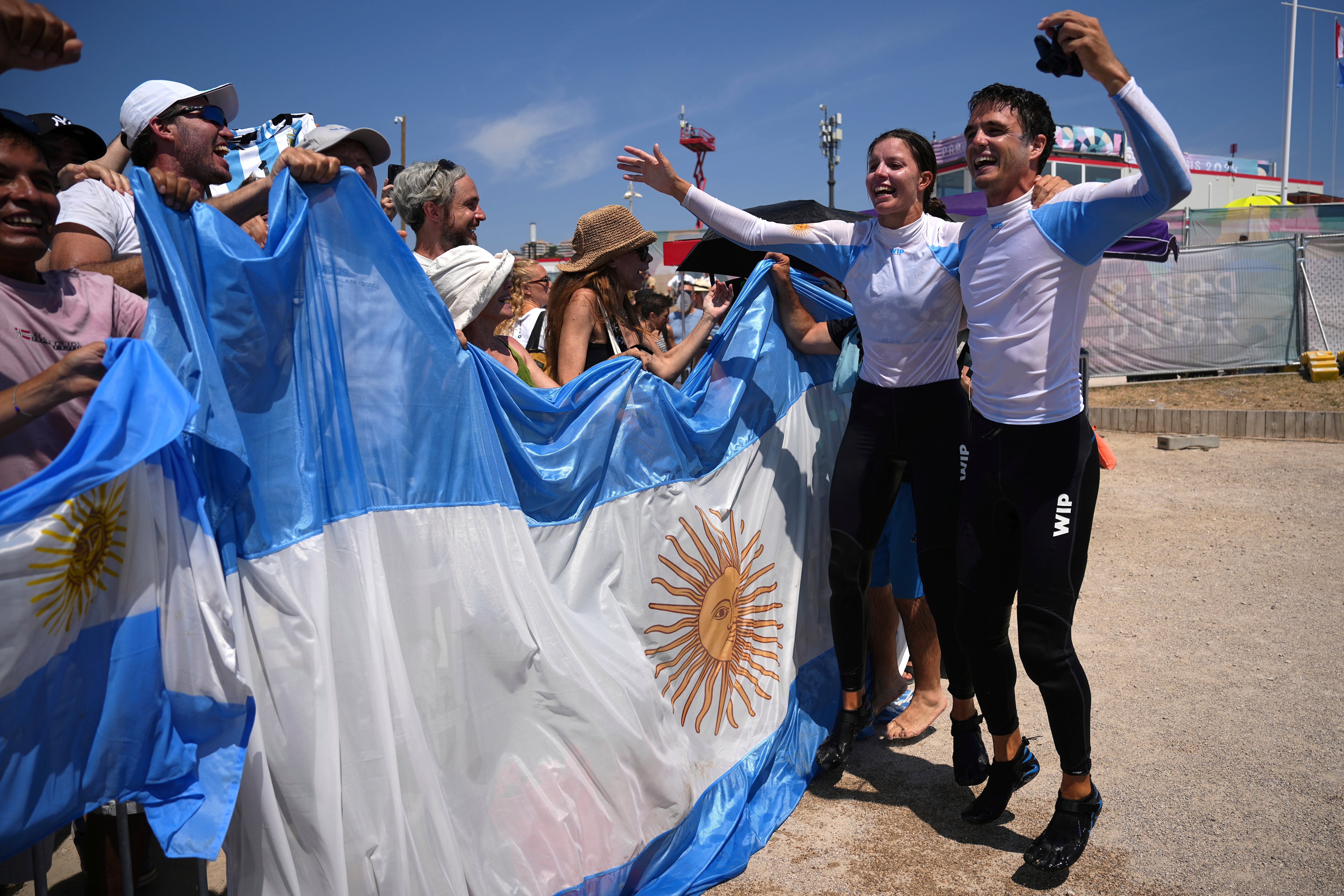 Los argentinos Eugenia Bosco y Mateo Majdalani celebran su medalla de bronce en la regata 
Nacra 17 mixta de los Juegos Olímpicos de París, el jueves 8 de agosto de 2024, en Marsella, Francia. (AP Foto/Daniel Cole)