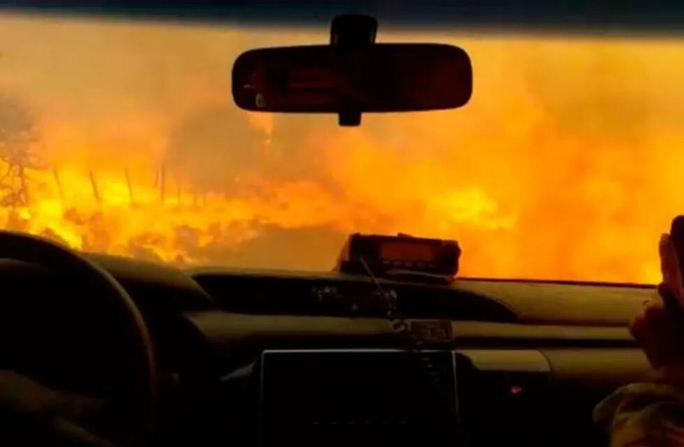 Imagen del video del momento: bomberos pudieron contra las llamas en Villa Giardino.