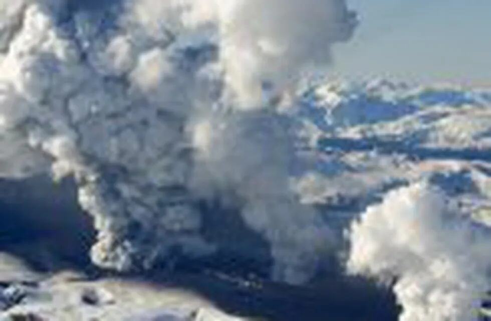 En esta foto suministrada por el gobierno regional de Aysu00e9n muestra las columnas de humo y de cenizas del volcu00e1n Hudson en el sur de Chile, el jueves 27 de octubre de 2011.  (AP fhoto/Aysen Regional Government) chile  chile columnas de humo en el volcan hudson volcanes erupcion erupciones