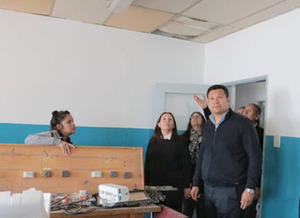 Osvaldo Llancafilo, Ministro de Educación en Neuquén visitando escuelas.