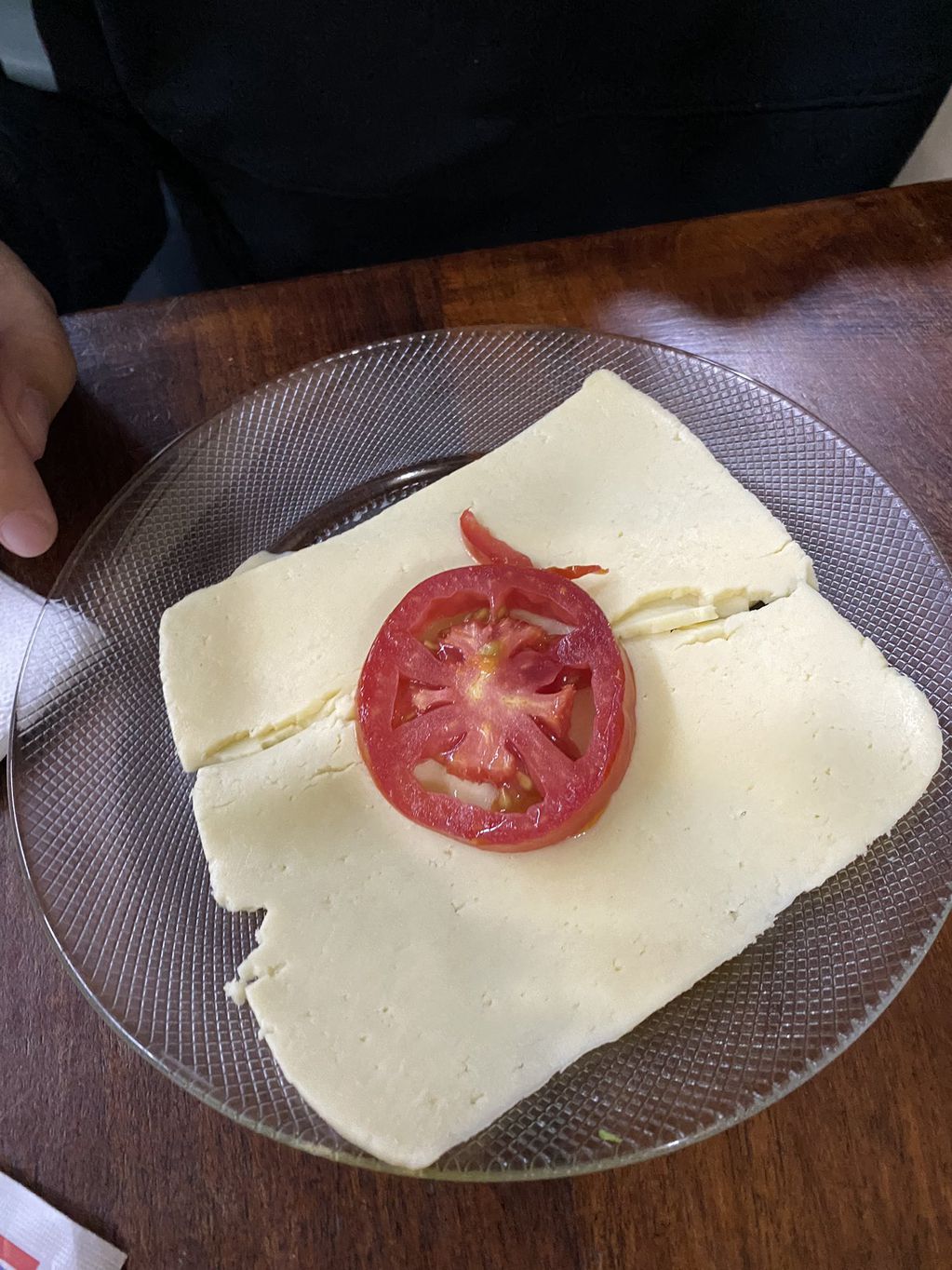 Es vegetariana, le sirvieron una feta de queso con tomate de entrada y se volvió viral
