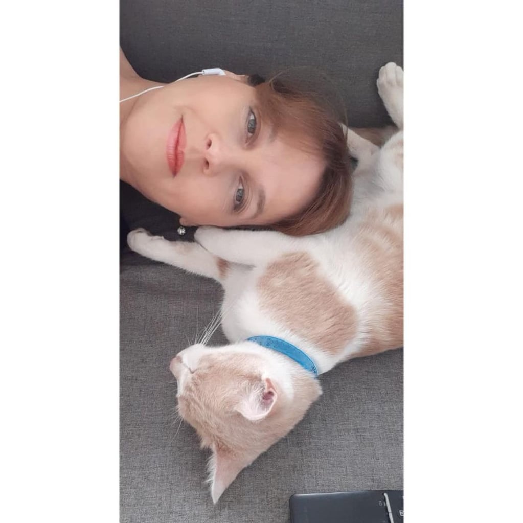 Daniela Galván disfruta del descanso con su gato. 