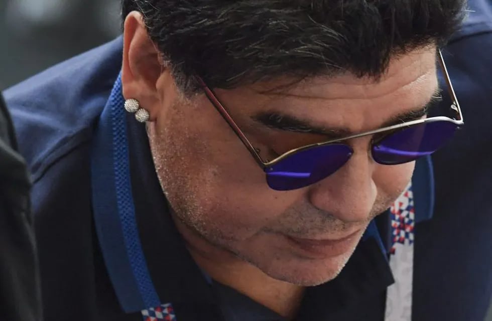 TOPSHOT - Argentinian former football player Diego Armando Maradona reacts during the Russia 2018 World Cup round of 16 football match between France and Argentina at the Kazan Arena in Kazan on June 30, 2018. / AFP PHOTO / SAEED KHAN / RESTRICTED TO EDITORIAL USE - NO MOBILE PUSH ALERTS/DOWNLOADS kazan rusia diego armando maradona futbol campeonato mundial 2018 futbol futbolistas partido seleccion argentina francia