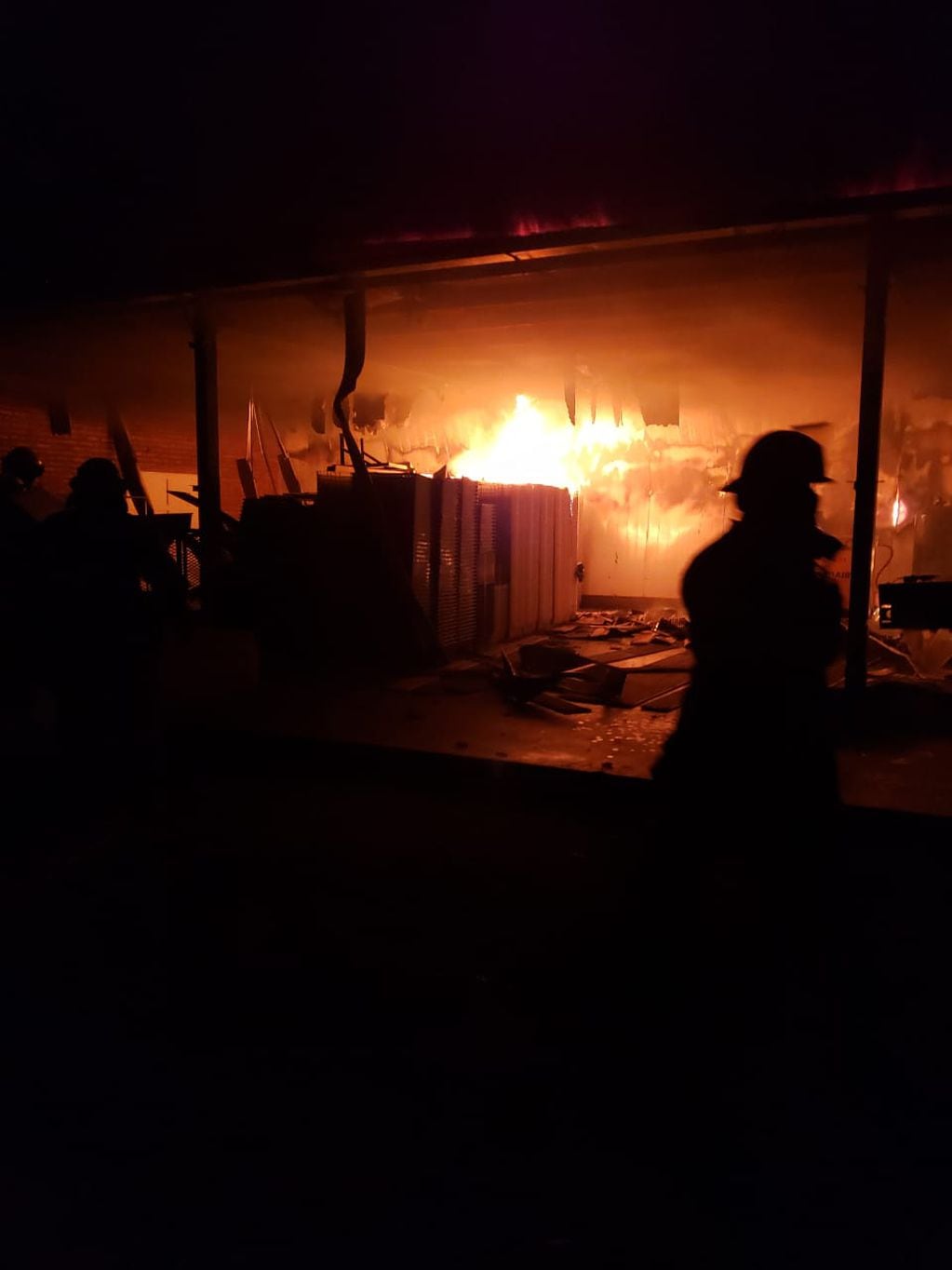 Los bomberos empezaron a trabajar a las 4 de la mañana dentro del galpón. (@lt8am830)