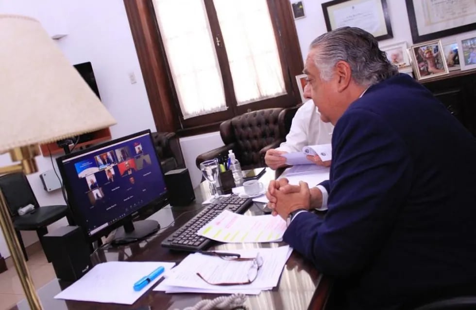 Pedro Cassani, presidente de la cámara de Diputados de Corrientes en comunicación vía Zoom con los legisladores mendocinos.