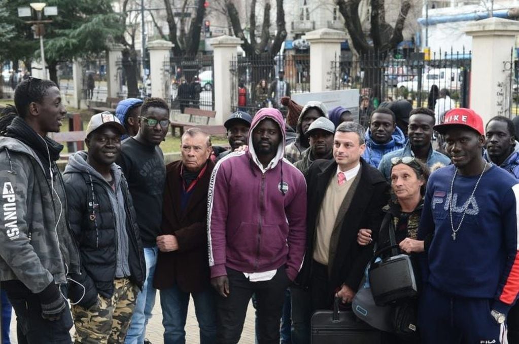 Senegaleses marchan hacia Fiscalía para pedir por los detenidos.