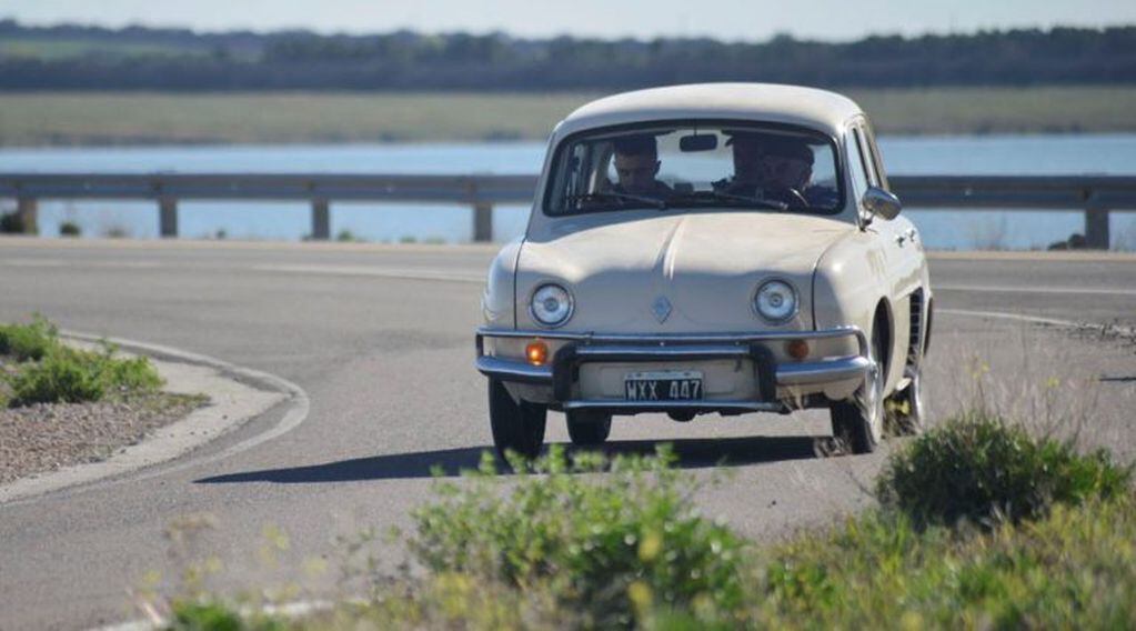 Un Renault Gordini luciendo su memorable estampa (Vía Santa Rosa)