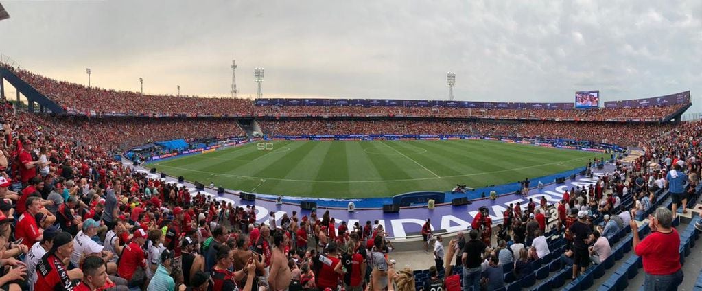 40 mil hinchas de Colón se movilizaron a Asunción, Paraguay para la final de la Copa Sudamericana 2019 que el Sabalero perdió con Independiente del Valle. (@SC_ESPN)