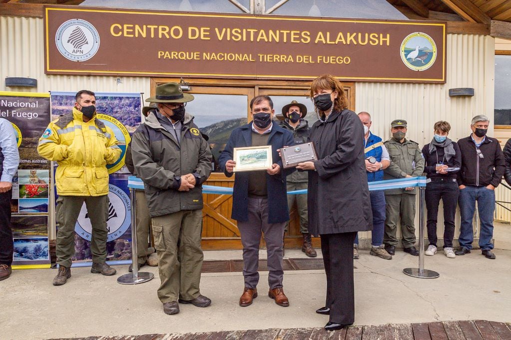 Se entregaron presentes a la vicegobernadora.