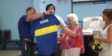 Cumplió 90, recaudó 100.000 pesos para donar en barrios marplatenses y Riquelme le regaló una camiseta