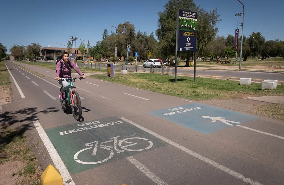 Una de las alternativas de transporte que propone la mendocina es usar las bicicletas de Ciudad o Godoy Cruz.
Ciclovía de Godoy Cruz, Parque San Vicente.