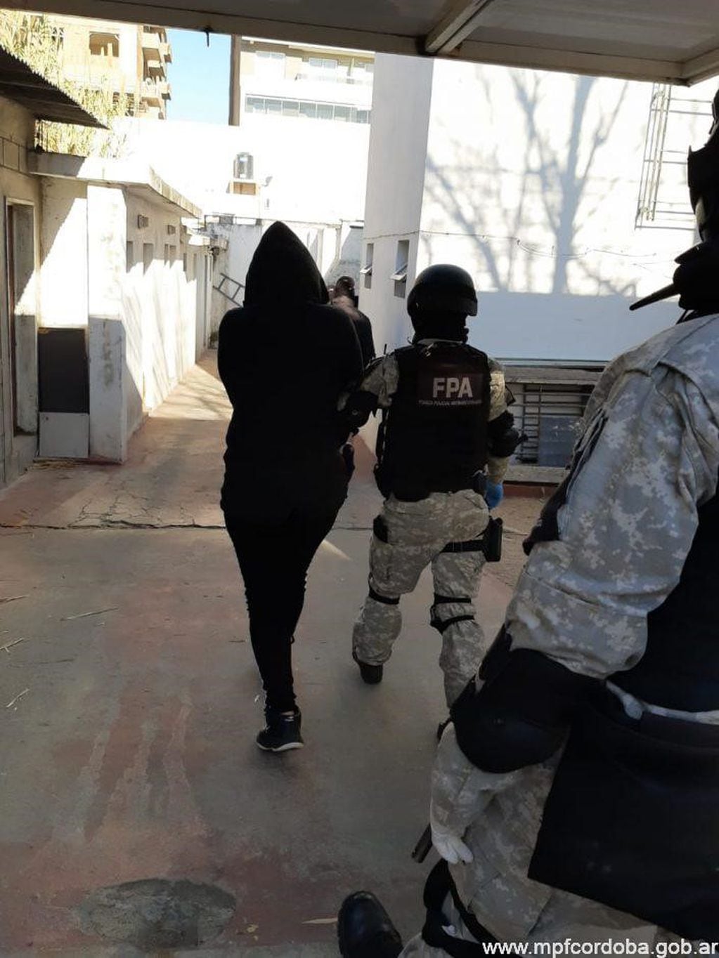 Una mujer y un hombre detenidos en un operativo en barrio "El Zanjón" de Villa Carlos Paz. (Foto: MPF).