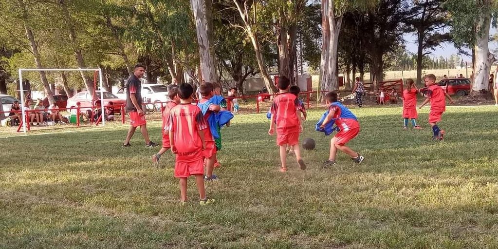 El Intendente de Tres Arroyos visitó la flamante cancha de fútbol para uso de los chicos del Club Quilmes.