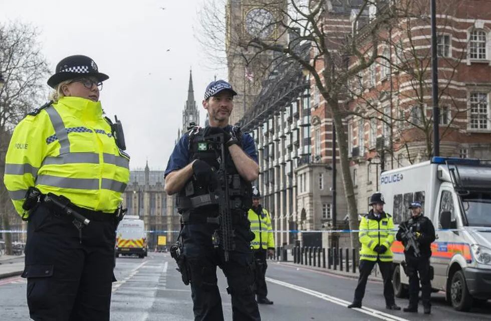 ERO02 LONDRES (REINO UNIDO) 23/03/2017.- Miembros armados de la policía bloquean el acceso a la calle Whitehall en Londres (Reino Unido), hoy, 23 de marzo de 2017. EFE/Will Oliver