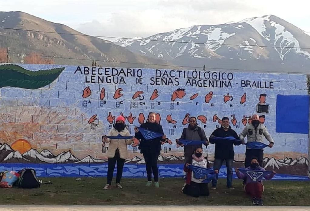 Se inauguró en Bariloche el primer mural de lengua de señas-braille del país