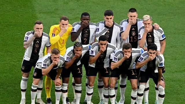Alemania se llevó la mano a la boca en la foto oficial como protesta