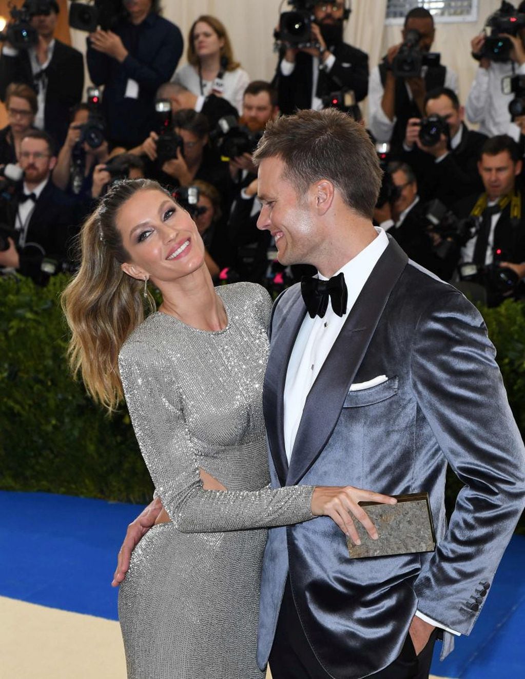 TOPSHOT - Tom Brady (R) and Gisele Bundchen arrive for the Costume Institute Benefit on May 1, 2017, at the Metropolitan Museum of Art in New York.  / AFP PHOTO / ANGELA WEISS nueva york eeuu Tom Brady Gisele Bundchen gala anual del Museo Metropolitano de Nueva York MET los mejores looks de la noche nueva tendencia de la moda en los invitados