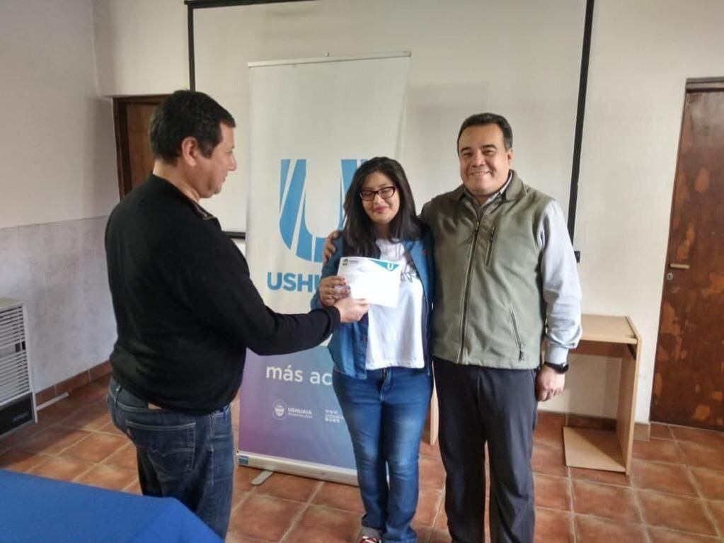 Entrega de certificados del curso "Manipulación e alimentos" en Punto Digital Ushuaia.