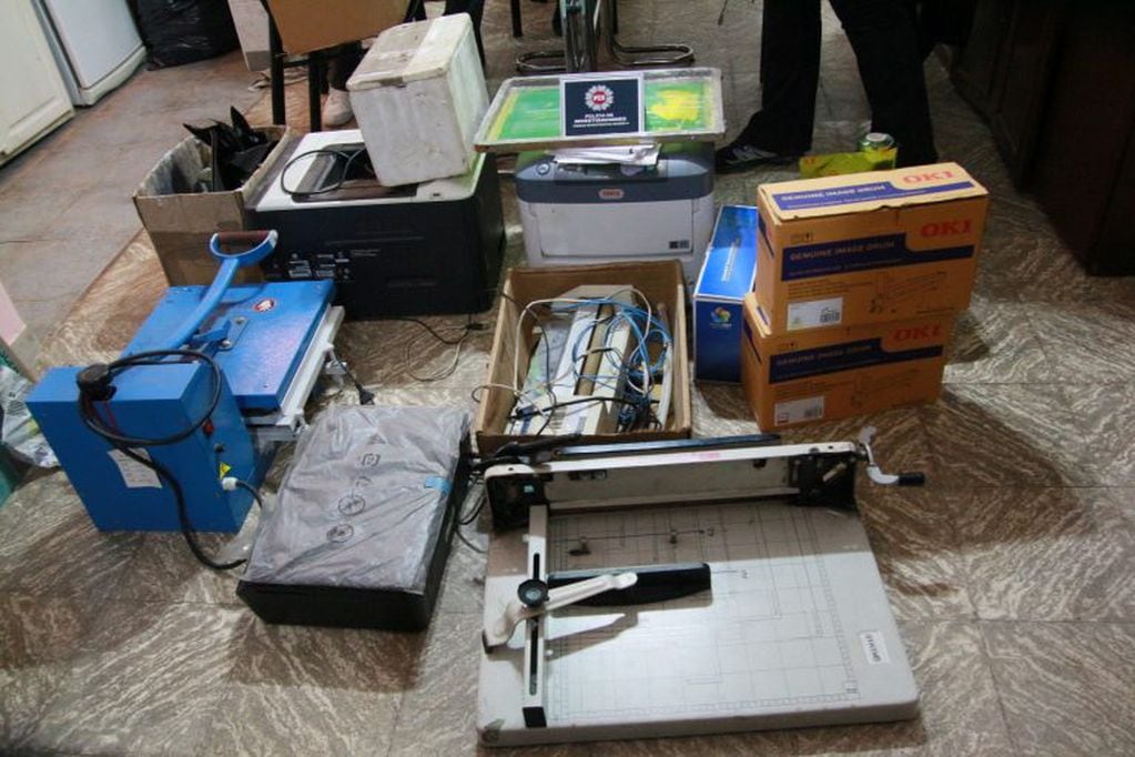 La policía logró el secuestro de billetes falsos y herramientas para fabricarlos en un allanamiento en Tupac Amaru al 7100. (Min. Seguridad)