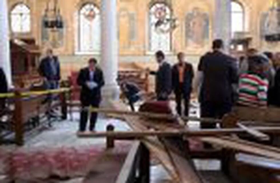 KEF01. Cairo (Egypt), .- Security officials and people gather at the St. Peter and St. Paul Coptic Orthodox Church after a bombing in Cairo, Egypt, 11 December 2016. Reports state at least 20 people were killed and 35 injured on 11 December 2016 in an explosion outside Cairo's Coptic Cathedral in the Abbassia neighborhood. Local media quoting security and Church officials said the explosion occurred in the St. Peter and St. Paul Coptic Orthodox Church, a small chapel attached to the Coptic Cathedral. (Egipto, Atentado) EFE/EPA/KHALED ELFIQI *** Local Caption *** 52597038