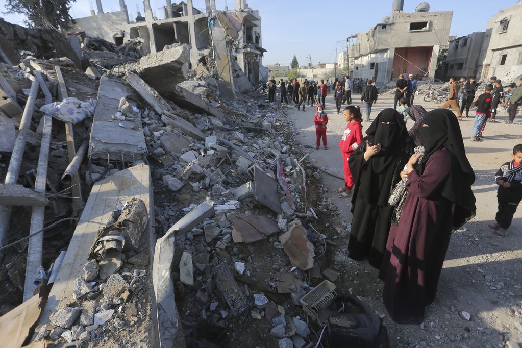 Palestinos observan la destrucción causada por el bombardeo israelí de la Franja de Gaza en Rafah, el lunes 4 de diciembre de 2023. (Foto AP/Hatem Ali)