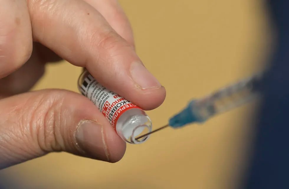 Las personas mayores de 18 años sin factores de riesgo ya pueden inscribirse para recibir la vacuna.